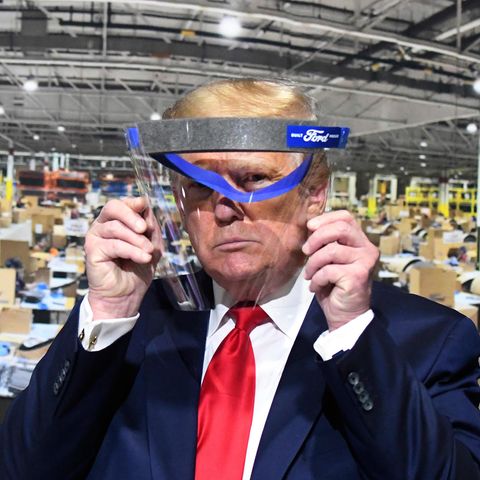 US-Präsident Donald Trump schaut während eines Rundgangs im Ford-Werk in Ypsilanti durch ein Gesichtsvisier von Ford