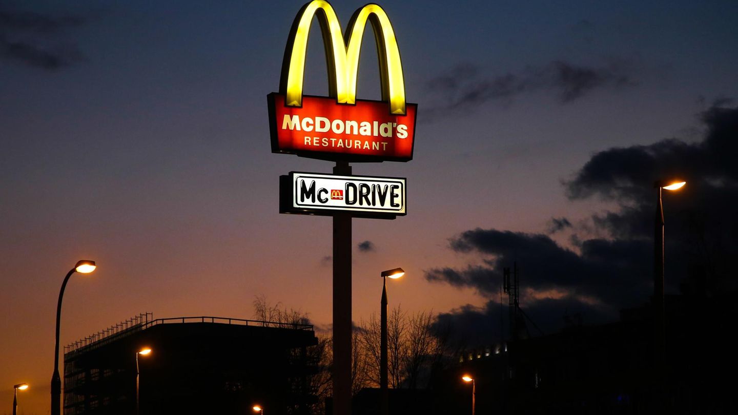 Weil die Filialen für Gäste geschlossen bleiben mussten, setzte McDonald's vermehrt auf McDrive.