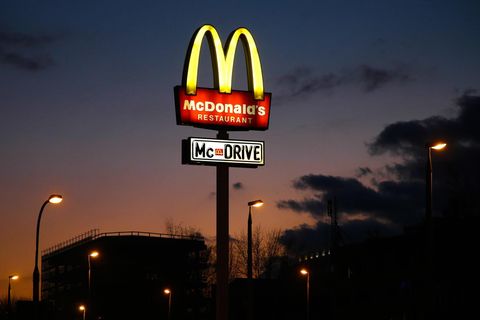 Weil die Filialen für Gäste geschlossen bleiben mussten, setzte McDonald's vermehrt auf McDrive.