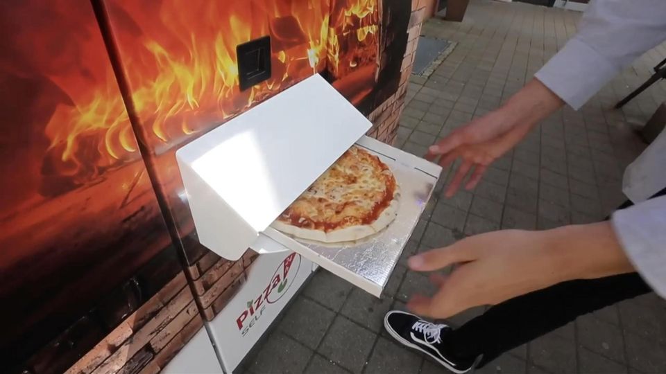 Augsburgs erster Pizza-Automat steht – und die Kunden sind begeistert