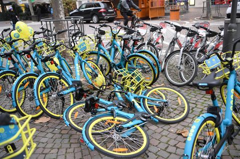 Leih-Fahrräder des Berliner Start-Ups "byke" und der Bahn-Tochter Call-a-bike stehen in der Innenstadt