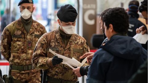 Lockdown-Massnahmen wie hier in Mailand solle die Ausbreitung der Pandemie verlangsamen, doch sie werden auch zu einer Rezession führen.