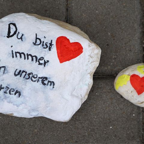 Vor der Kita in Viersen haben Trauernde bemalte Steine abgelegt