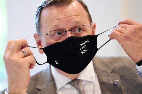 Bodo Ramelow (Die Linke), Ministerpräsident von Thüringen, mit Mund-Nase-Maske