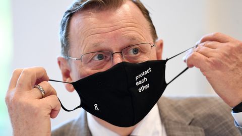 Bodo Ramelow (Die Linke), Ministerpräsident von Thüringen, mit Mund-Nase-Maske