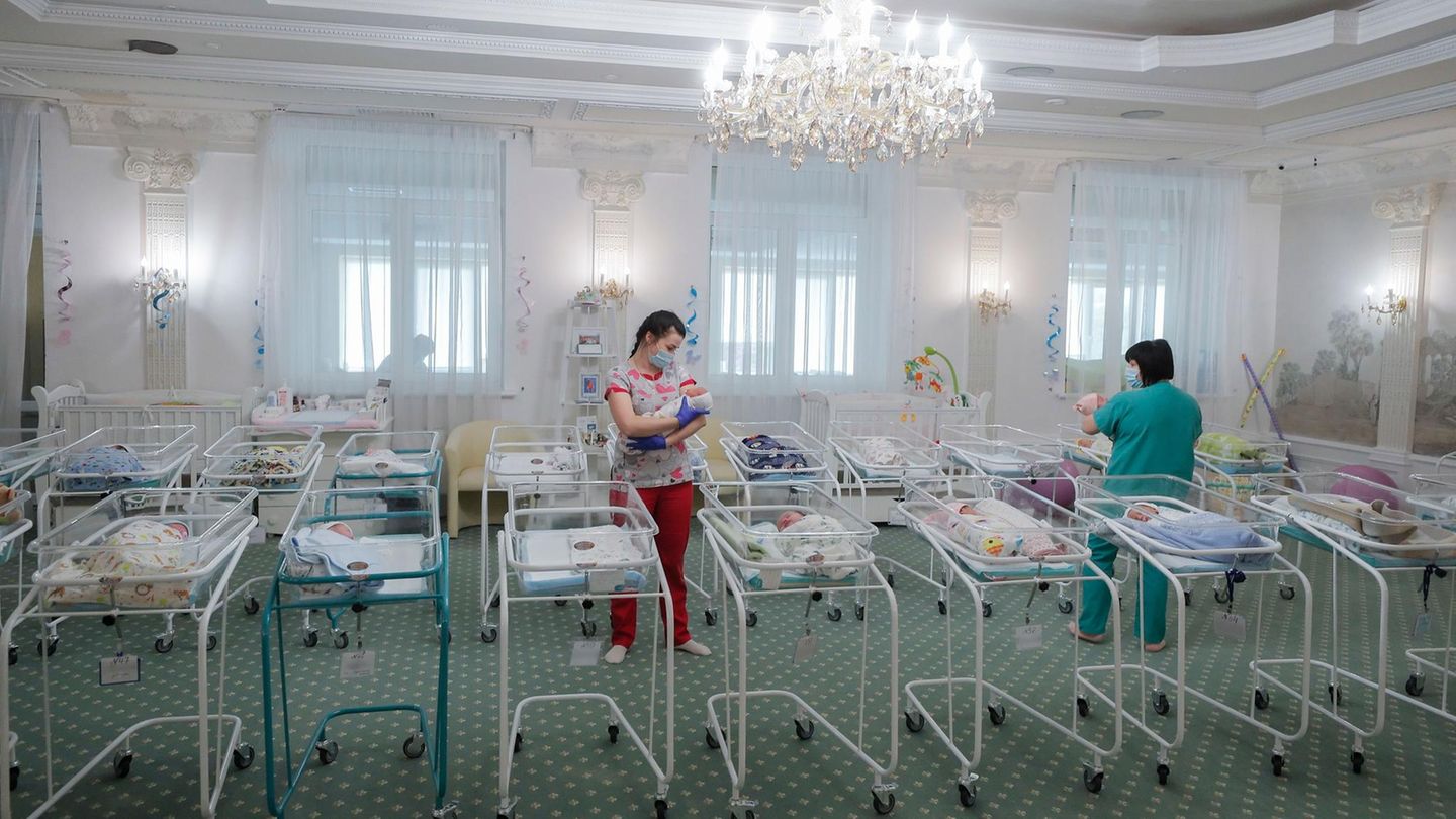 Pflegerinnen versorgen von Leihmüttern geborene Babys in einem Hotel in Kiew Pflegerinnen versorgen von Leihmüttern geborene Babys in einem Hotel in Kiew