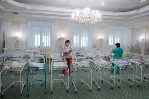 Pflegerinnen versorgen von Leihmüttern geborene Babys in einem Hotel in Kiew