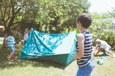 Kinder bauen ein Zelt auf