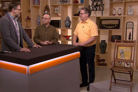 "Bares für Rares"-Experte Detlev Kümmel erklärt Moderator Horst Lichter die Besonderheiten des Klappstuhls von Dirk Schuster.