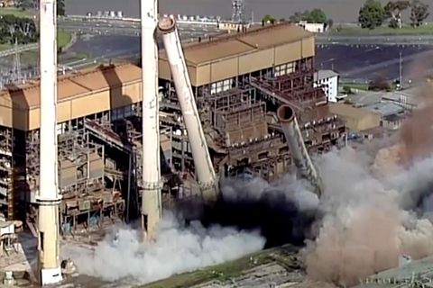 Acht riesige Schornsteine in Australien spektakulär gesprengt