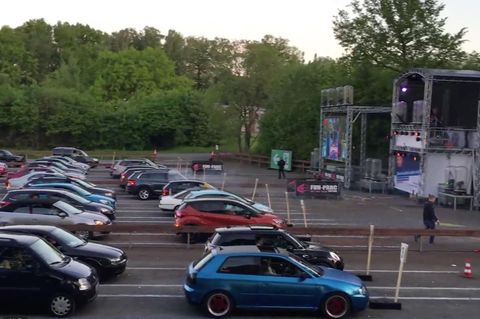 Party im Sitzen: Feiern in Zeiten des Coronavirus: Wenn das Auto zur Disco wird