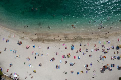 Griechenland, Athen: Der Blick auf Menschen die an einem öffentlichen Strand von Alimos