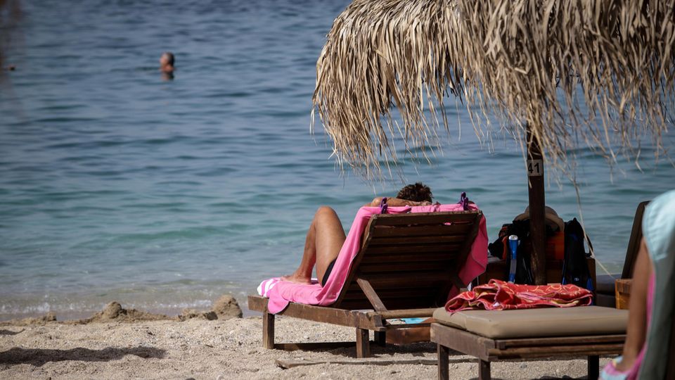 Reisewarnungen Am Strand liegen und die Sonne und das Meer genießen