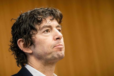 Virologe Christian Drosten schaut kritisch
