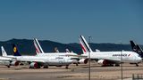 Als erste Airline haben sich die Franzosen von allen zehn A380-Exemplaren für immer getrennt. Links daneben einer von 17 Airbus A340-600 der Lufthansa. Auch diesen Maschinentyp hat Lufthansa komplett ausgemustert. Eine Rückkehr zur aktiven Flotte bleibt ungewiss.