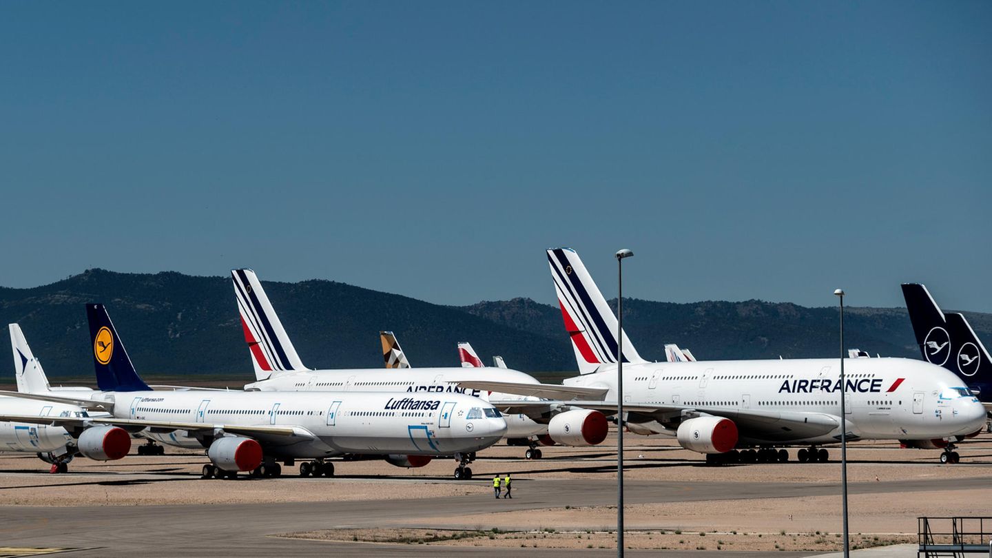 Als erste Airline haben sich die Franzosen von allen zehn A380-Exemplaren für immer getrennt. Links daneben einer von 17 Airbus A340-600 der Lufthansa. Auch diesen Maschinentyp hat Lufthansa komplett ausgemustert. Eine Rückkehr zur aktiven Flotte bleibt ungewiss.