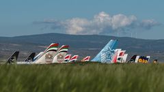 Leitwerke ragen hinter dem Kornfeld in Teruel auf: Hier hat das Unternehmen Tarmac Aerosave seinen Sitz, das sich auf Flugzeugwartung, Lagerung und Recycling spezialisiert hat