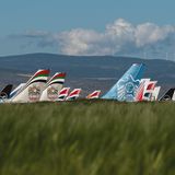 Leitwerke ragen hinter dem Kornfeld in Teruel auf: Hier hat das Unternehmen Tarmac Aerosave seinen Sitz, das sich auf Flugzeugwartung, Lagerung und Recycling spezialisiert hat