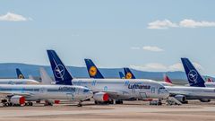 Bild 1 von 12 der Fotostrecke zum Klicken:  Abgestellt im trockenen Klima von Aragonien im spanischen Teruel: Allein sieben Airbus A380 von Lufthansa stehen hier "vorübergehend"