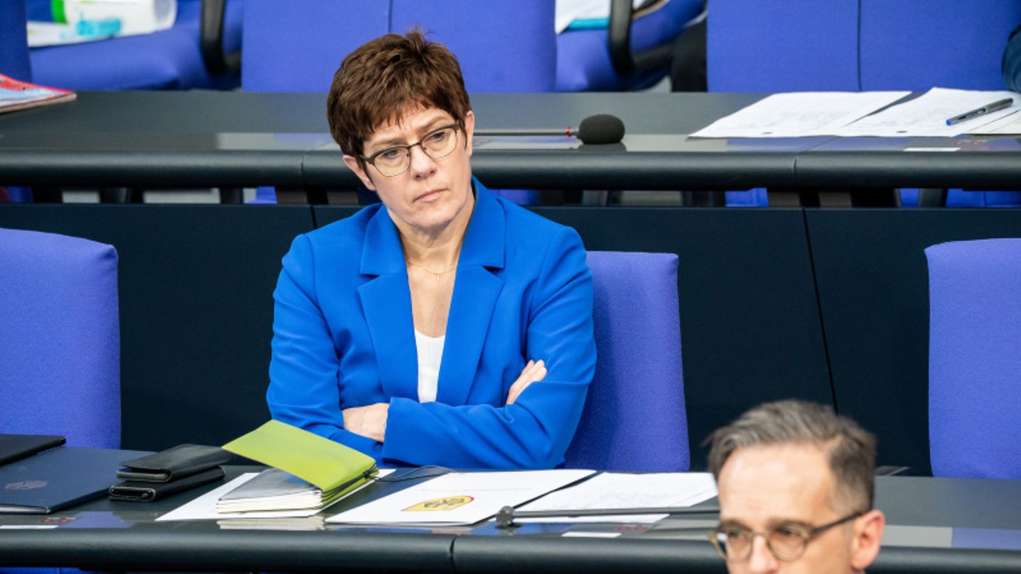 Annegret Kramp-Karrenbauer sitzt mit verschränkten Armen im Bundestag