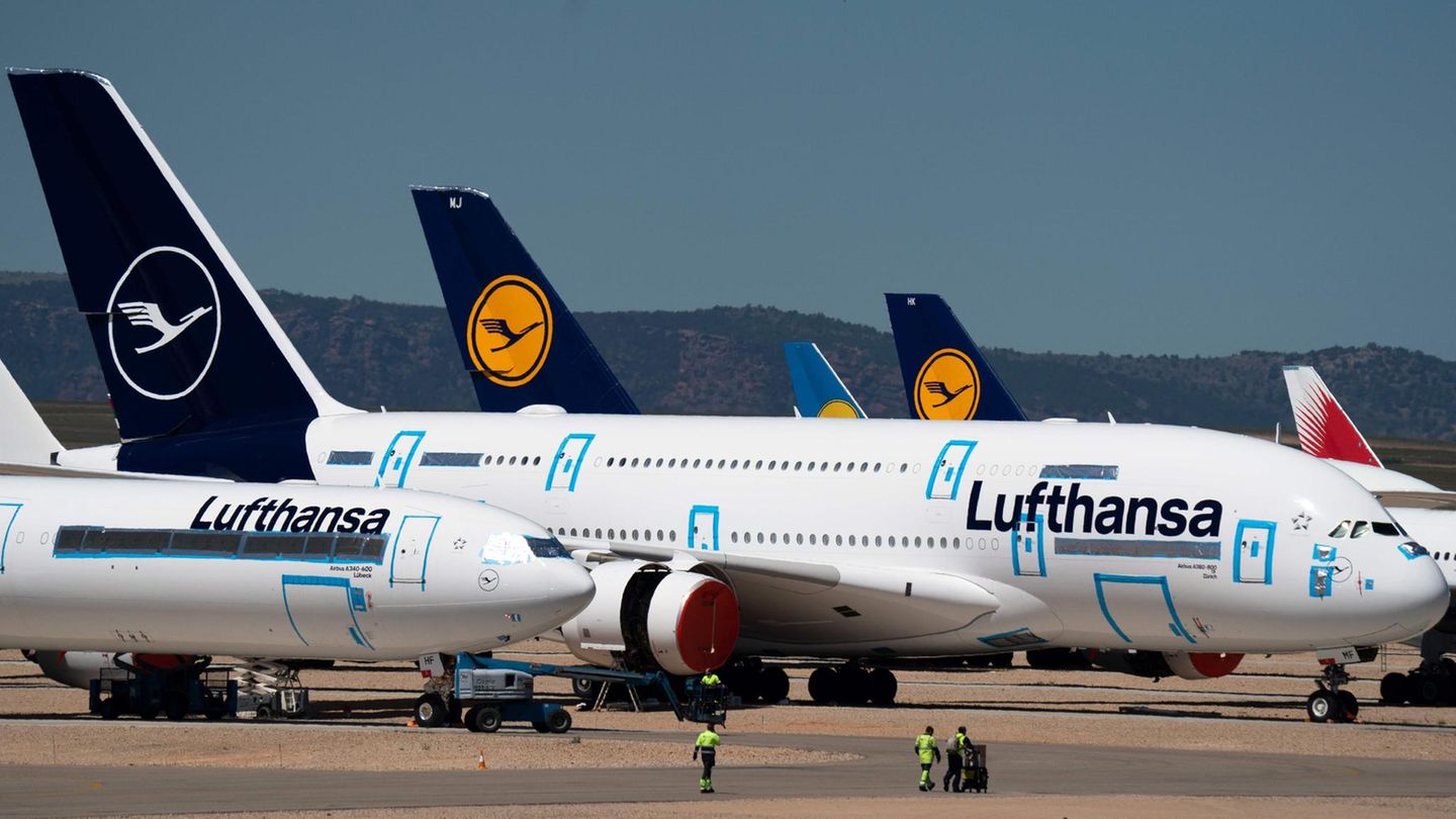 Versiegelte Türen gegen eindringenden Staub: Die 14 Airbus A380 der Lufthansa waren in Frankfurt und München stationiert. Im Bild die erst neun Jahre alte "Zürich" mit der Registrierung D-AIMF, die bereits die neue Lackierung erhalten hatte.