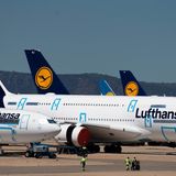 Versiegelte Türen gegen eindringenden Staub: Die 14 Airbus A380 der Lufthansa waren in Frankfurt und München stationiert. Im Bild die erst neun Jahre alte "Zürich" mit der Registrierung D-AIMF, die bereits die neue Lackierung erhalten hatte.