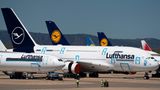 Versiegelte Türen gegen eindringenden Staub: Die 14 Airbus A380 der Lufthansa waren in Frankfurt und München stationiert. Im Bild die erst neun Jahre alte "Zürich" mit der Registrierung D-AIMF, die bereits die neue Lackierung erhalten hatte.