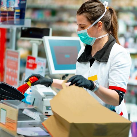 Verkäuferin im Supermarkt