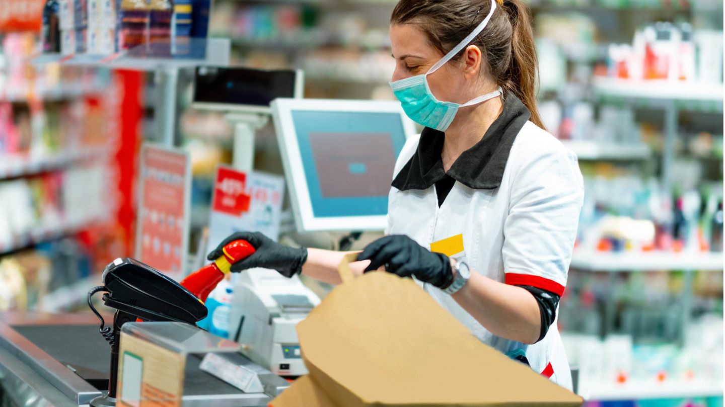 Verkäuferin im Supermarkt Verkäuferin im Supermarkt