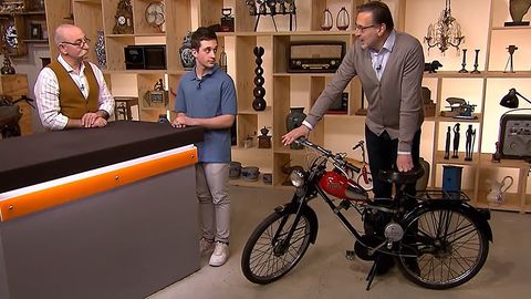 "Bares für Rares"-Experte Detlev Kümmel (r.) untersucht das Fahrrad von Nicholas Grossi. Moderator Horst Lichter würde am liebsten damit davonfahren.