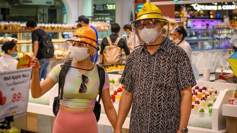 Menschen mit Face Shields