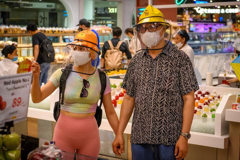 Menschen mit Face Shields