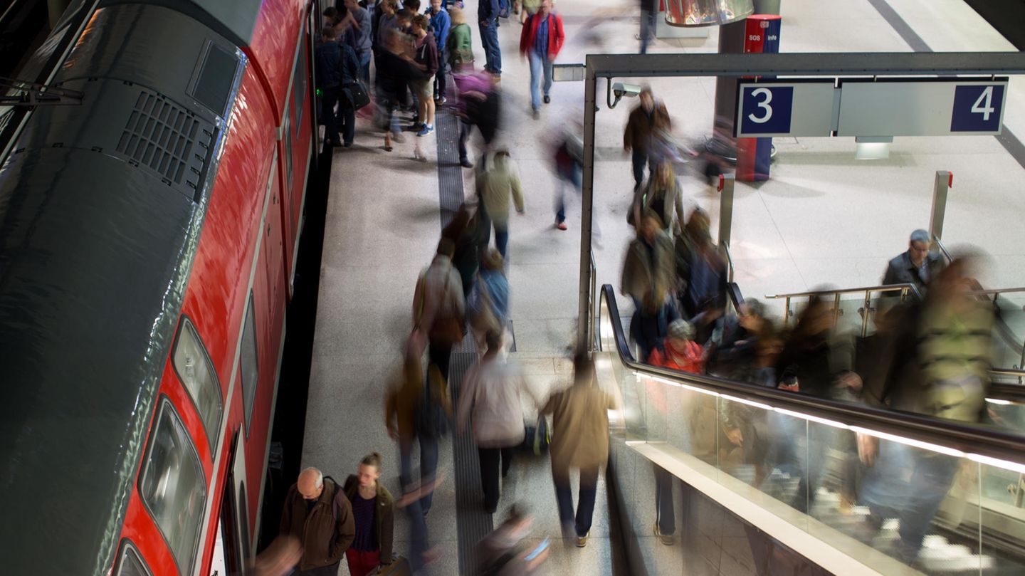 Pendler verlassen im Bahnhof Potsdamer Platz eine Regionalbahn