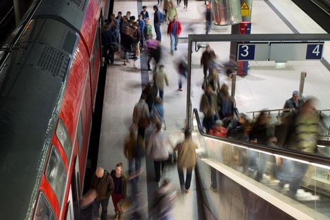 Pendler verlassen im Bahnhof Potsdamer Platz eine Regionalbahn