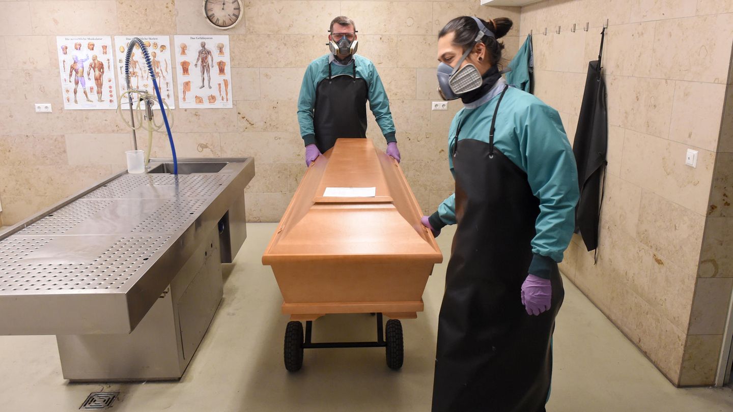 Corona-Wissen : Wie viele Covid-19-Tote gibt es tatsächlich? Wird das Virus gefährlicher? Das Neueste zu Corona Corona-Wissen : Wie viele Covid-19-Tote gibt es tatsächlich? Wird das Virus gefährlicher? Das Neueste zu Corona