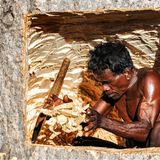 Ein Mann höhlt einen Baobab aus