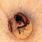 Ein Mann im Inneren eines Baumes