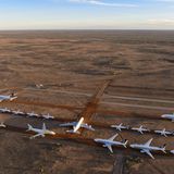 Sprung in die rote Wüste, nach Alice Spings in Australien zur Asia Pacific Aircraft Storage Facility. Zu den bereits vor einem Jahr geparkten und vom Flugverbot betroffenen Jets vom Typ Boeing 737 Max gesellen sich jetzt mehrere Airbus A380 und Boeing 777.