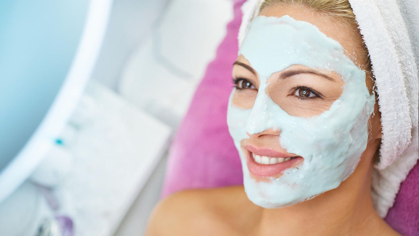 Peeling du visage pour une belle peau : application et effet