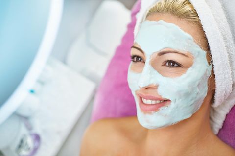 Ein Peeling entfernt abgestorbene Hautschuppen