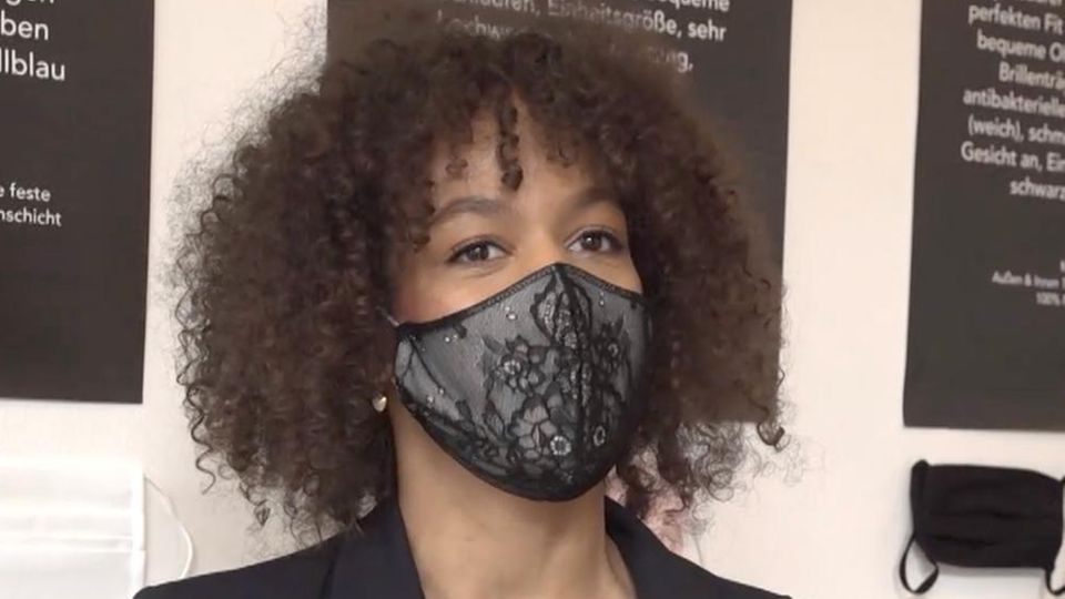 Masken als Mode: Paula Essam hat eine Boutique spezialisiert auf Mund-Nasen-Schutz in Köln.