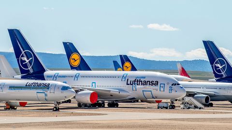 Abgestellt im trockenen Klima von Aragonien im spanischen Teruel: Allein sieben Airbus A380 von Lufthansa stehen hier "vorübergend"
