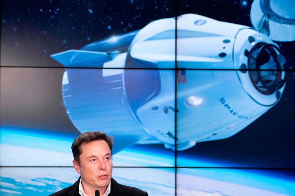 Elon Musk mit dem Raumtransporter Crew Dragon seiner Firma SpaceX