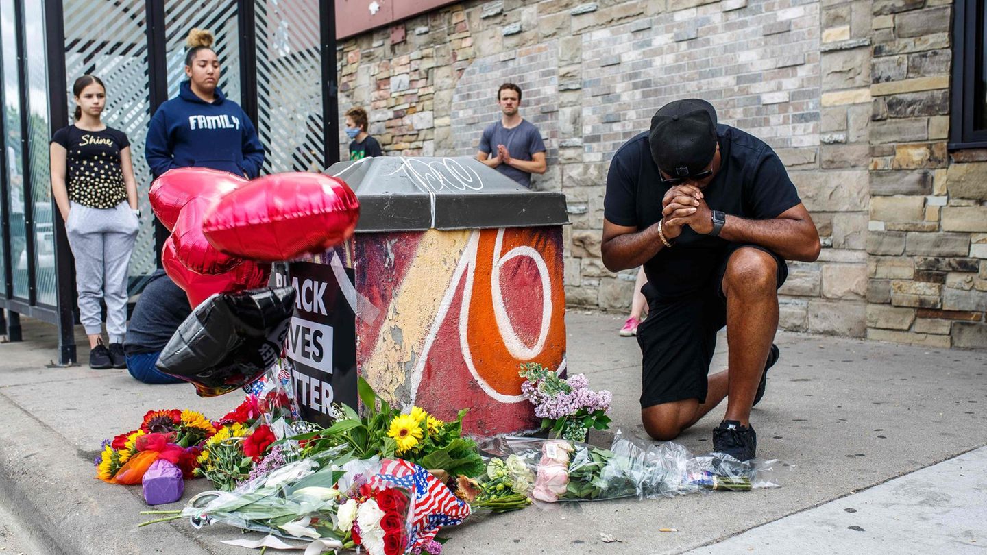 Ein Mann betet in der US-Stadt Minneapolis an der Stelle, wo der Polizeieinsatz stattfand