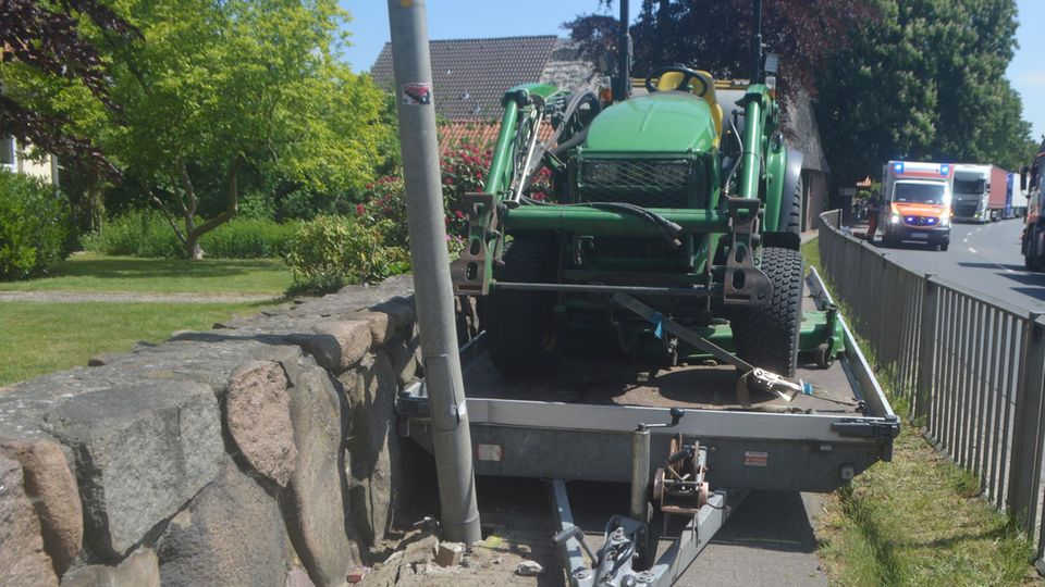 Nachrichten Deutschland Stade Der Anhänger steht nach dem Unfall auf dem Gehweg