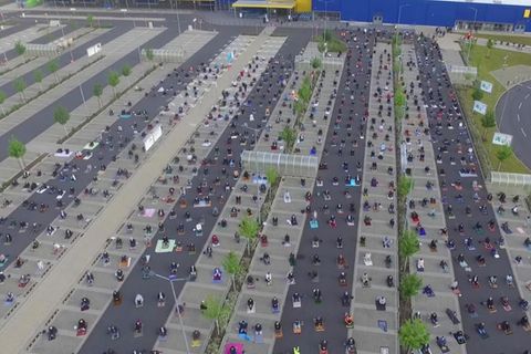 Wetzlar: Um Abstand zu halten: Hunderte Muslime versammeln sich zum Beten auf Ikea-Parkplatz