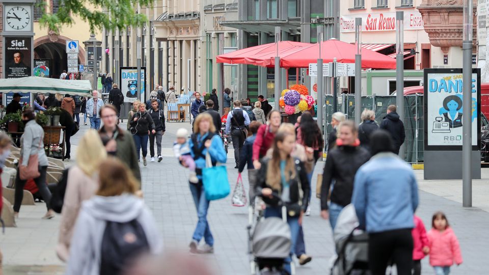 Die Menschen gehen wieder raus, wie hier in einer Fußgängerzone in der Leipziger Innenstadt