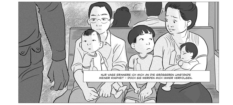 Die Familie sitzt nebeneinander im Zug, die Eltern schauen besorgt