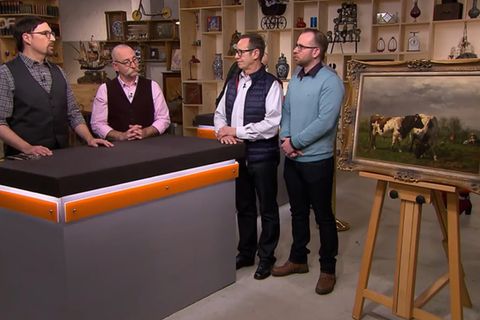 "Bares für Rares"-Experte Colmar Schulte-Goltz und Moderator Horst Lichter begutachten das Kuhbild von Paul Bremer und Michael Geuther.