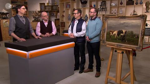 "Bares für Rares"-Experte Colmar Schulte-Goltz und Moderator Horst Lichter begutachten das Kuhbild von Paul Bremer und Michael Geuther.